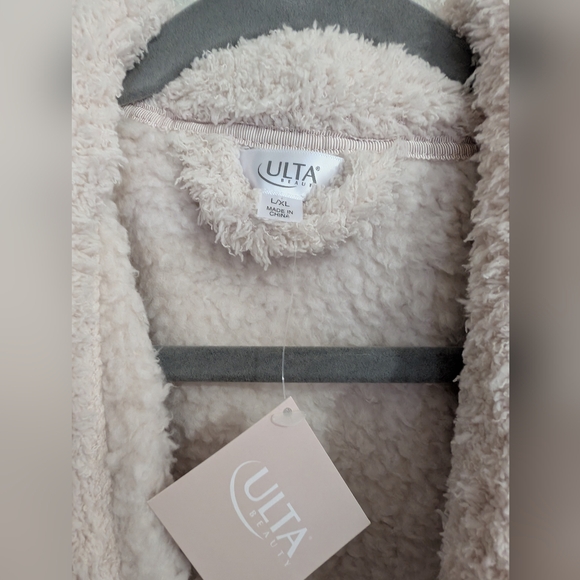 Ulta Robe - Picture 3 of 3